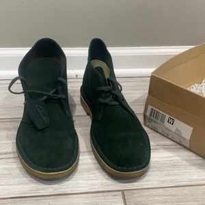 Men’s 7.5 Hunter Green suede Clark’s